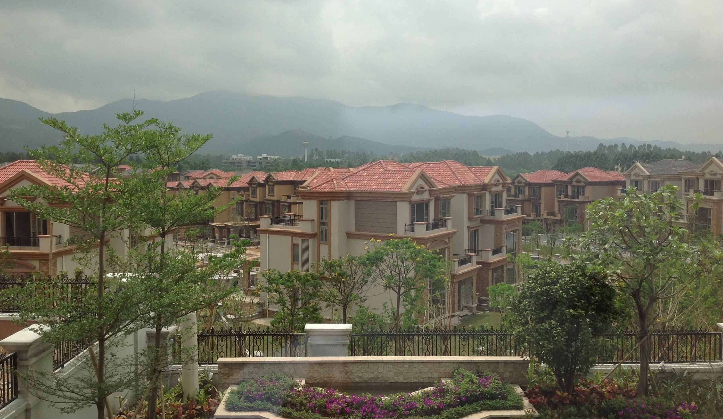 庭院雙開(kāi)銅門(mén)安裝實(shí)景案例,與自然景致相融合