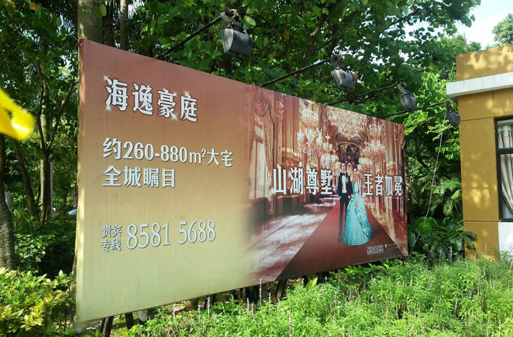 庭院雙開(kāi)銅門(mén)安裝實(shí)景案例,與自然景致相融合